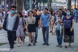 Người dân Hà Nội đổ lên phố đi bộ hưởng se lạnh cuối thu