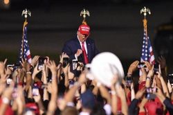 Ông Trump và đối thủ Biden hối hả vận động ngày cuối trước bầu cử