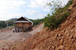 Lâm Đồng: Khẩn trương xử lý sạt lở gần trụ sở UBND xã Đưng K'Nớ