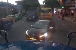 Clip: Hàng loạt ô tô đi sai làn đường, tài xế container cứng rắn nhắc nhở, quyết không chịu nhường đường