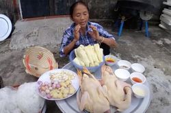 Nấu nồi bún măng vịt khổng lồ, bà Tân Vlog khiến người xem 'nhờn nhợn' ở chi tiết này