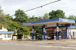 Phát hiện người phụ nữ tử vong trong tư thế treo cổ ở sau cây xăng