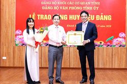 Trao Huy hiệu 30 năm tuổi Đảng cho ông Hà Quốc Trị