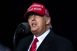 FBI điều tra người bao vây xe chiến dịch của Biden, Trump phàn nàn