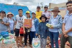 Người đàn ông ròng rã gần 1 tháng trời cứu trợ đồng bào miền Trung giữa hiểm nguy bão lũ