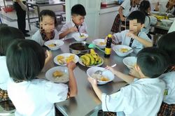 Hiệu trưởng nói gì về bữa ăn chỉ có trứng và canh?