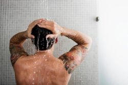 Căn bệnh khiến người đàn ông ở Mỹ suýt tử vong sau khi tắm