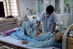 Bệnh nhân ngộ độc chất cấm sau khi dùng thuốc không rõ nguồn gốc