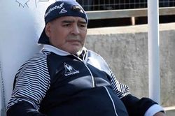 Hậu sinh nhật tuổi 60, Diego Maradona nhập viện khẩn cấp
