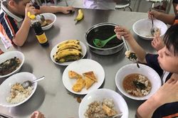 Bữa ăn bán trú trường Trần Thị Bưởi bị tố cắt xén: Đúng... xử sao?