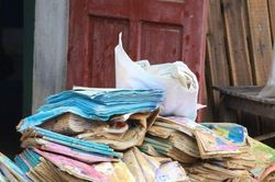 Thầy cô lội bì bõm dọn dẹp chờ nước rút để đón học sinh