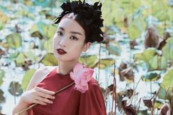Đỗ Mỹ Linh leo núi, đi thuyền, ngâm mình trong nước lạnh làm nàng thơ tuyệt sắc giữa Ninh Bình