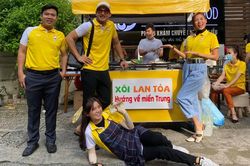 Vợ chồng Thúy Diễm - Lương Thế Thành bán xôi kêu gọi ủng hộ miền Trung: Hành động nhỏ nhưng thiết thực