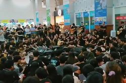 Trú mưa, hàng trăm sinh viên tập trung ở sảnh trường cùng hòa giọng với guitar, cajon nghe cực 'đã tai'