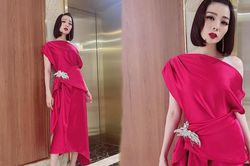 Hậu ly hôn, Lệ Quyên trông lạ với tóc ngắn diện kiểu váy màu hồng chóe nổi bật xuống phố