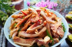 Tai heo luộc ăn không thì tẻ nhạt, đem trộn kiểu này có được món cực ngon
