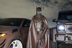 Cosplay Người Dơi nhưng bị chê là Người Gián, rapper đình đám dỗi xóa luôn Instagram