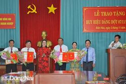 Trao Huy hiệu Đảng dịp 7-11