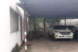 Thi thể người đàn ông có vết cứa cổ trong bãi xe ở TP.HCM