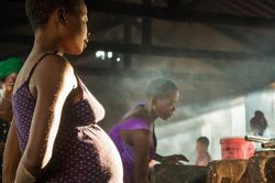 Phải hối lộ nếu muốn mẹ tròn con vuông ở Zimbabwe
