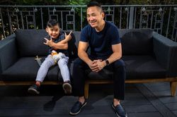 Nhà văn Viet Thanh Nguyen và con trai là khách mời tại hội sách ở Mỹ