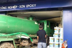 Xe bồn lao vào nhà dân, 2 người bị thương