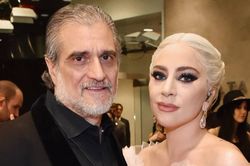 Cha Lady Gaga ủng hộ Donald Trump tái đắc cử