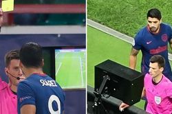 Luis Suarez lĩnh thẻ vàng vì... xem trộm VAR