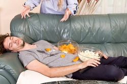 Ngột ngạt vì cậu em họ bên chồng