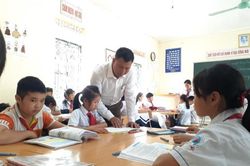 Người 'thợ xây' trường chuẩn ở vùng biên
