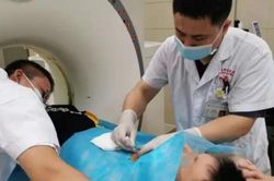 Bé trai 12 tuổi bị ung thư phổi, nguyên nhân từ thói quen nhiều nhà mắc phải