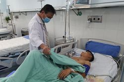 'Huyết chiến' vì mâu thuẫn trong quán nhậu, nam thanh niên bị bắn gục