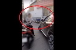 Clip: Người đàn ông đi xe máy cầm gậy bất ngờ xông vào đập bể kính xe ô tô bị chỉ trích