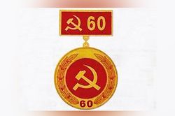 Các đồng chí lãnh đạo tỉnh trao tặng Huy hiệu Đảng dịp 7-11