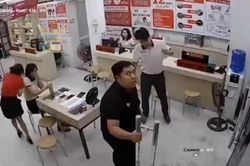 Clip: Cánh cửa vỡ tan khi tiễn khách, nam nhân viên rụng rời