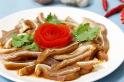 Tai heo khìa nước dừa, nhậu hay ăn cơm đều ngon