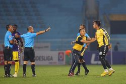 Ban huấn luyện, cầu thủ Hà Nội FC 'quây' trọng tài ngay khi hết hiệp 1