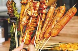 Ăn vặt xiên que và những 'mũi nhọn' nguy hiểm