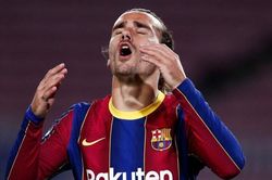 Griezmann sút ra ngoài khung thành trống ở cự ly 5 m