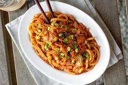 Cách xào mì thịt lợn kim chi kiểu Hàn