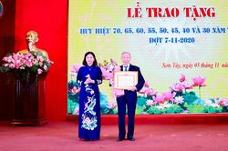 Phó Bí thư Thường trực Thành ủy Nguyễn Thị Tuyến trao Huy hiệu Đảng tại thị xã Sơn Tây