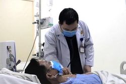 Đang lái xe đưa đón học sinh, tài xế bị nhồi máu cơ tim bất tỉnh