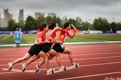 Đua giày trên ván, môn thể thao truyền thống kỳ lạ của Trung Quốc