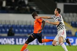 Thua sốc Istanbul Basaksehir, M.U bị ví như trẻ con lên 10
