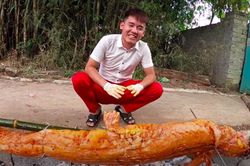 Làm cá sấu nướng siêu cay ăn mừng xe mới mua, Hưng Vlog bị dân mạng 'bắt lỗi' ở chi tiết này