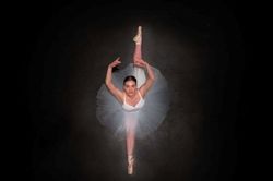 Vẻ đẹp của vũ công múa ballet qua góc chụp từ trên cao