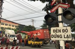 Bình Dương: Nhân viên đường sắt ngủ quên không gác chắn, xe container bị tàu hỏa tông đứt rời