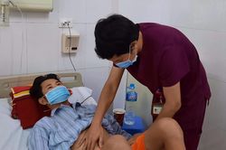 'Thương con nhiều nhưng tôi không thể vay mượn thêm'