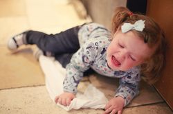 Vì sao trẻ nhõng nhẽo khi gặp cha mẹ?