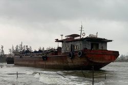 Quảng Ngãi: 4 sà lan đứt neo trôi dạt trên biển